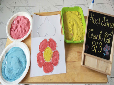 HOẠT ĐỘNG 8/3 - TRẺ LÀM TRANH CÁT TẶNG ME