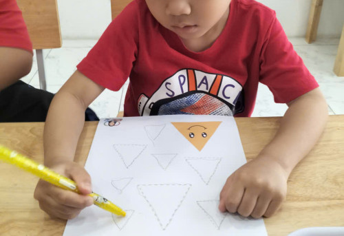 Hoạt động tạo hình tam giác bằng nhiểu chất liệu