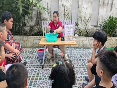 KHI CÁC "THIÊN THẦN NHỎ" TRỔ TÀI: MỘT NGÀY HỌC LÀM SẠCH GIÀY DÉP CỦA CÁC BÉ NHÀ PLANA