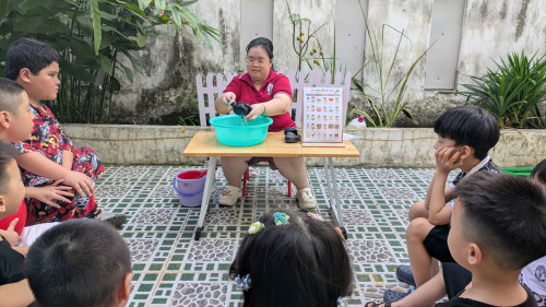 KHI CÁC "THIÊN THẦN NHỎ" TRỔ TÀI: MỘT NGÀY HỌC LÀM SẠCH GIÀY DÉP CỦA CÁC BÉ NHÀ PLANA